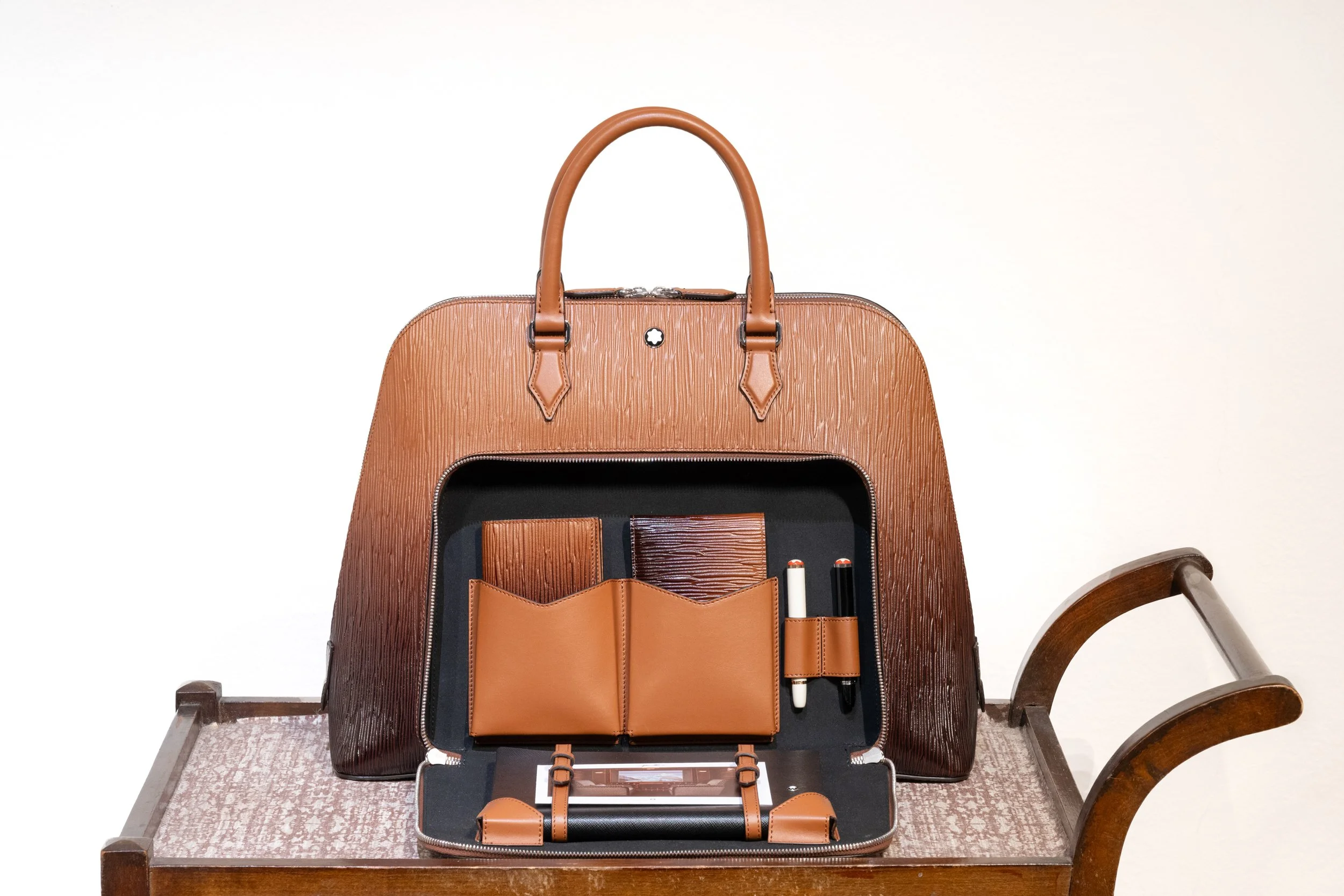 ☆新品同様☆MONTBLANC PORTABLOCCO GRANDE MONTBLANC WITH A NEW FALL/WINTER 2025 LEATHER COLLECTION — Numéro